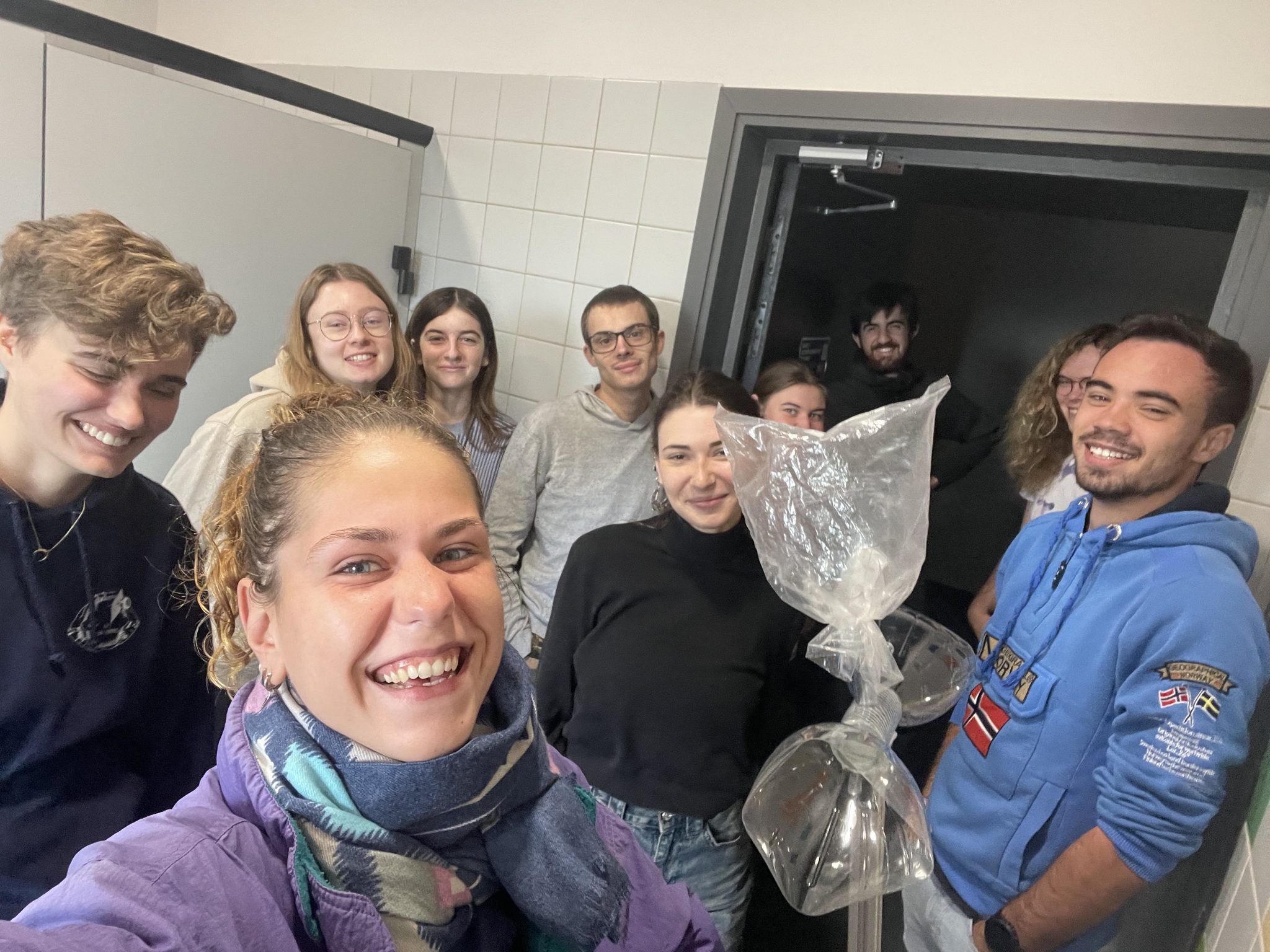 Les étudiants mettent en oeuvre une modélisation analogique de l’effet venturi grâce au sèche-cheveux des toilettes de l’ULCO dans le cadre des enseignements théoriques ‘TéléPilote Drône’.